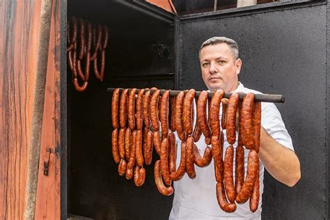 Nádherne pripravené jedlo, ako sú klobásy, pečené mäso a chlieb, na festivale
