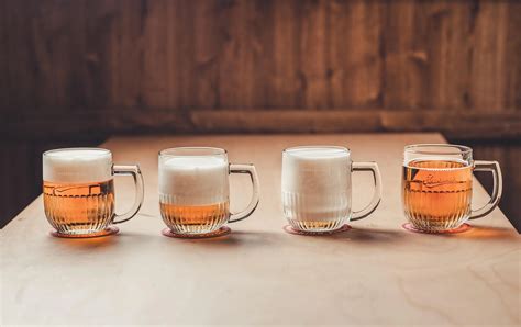 Detailný pohľad na rôzne druhy piva v pohároch na festivale