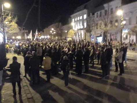 Námestie počas festivalu s davom ľudí a pódiom