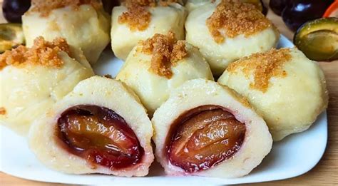 slivkové kôstky a fľaša s likérom