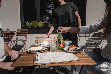 Ilustračná fotografia ľudí popíjajúcich radler na letnej terase