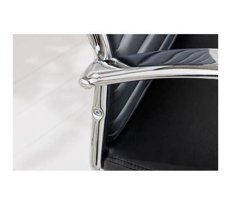 Moderné kancelárske kreslo s chrómovými prvkami