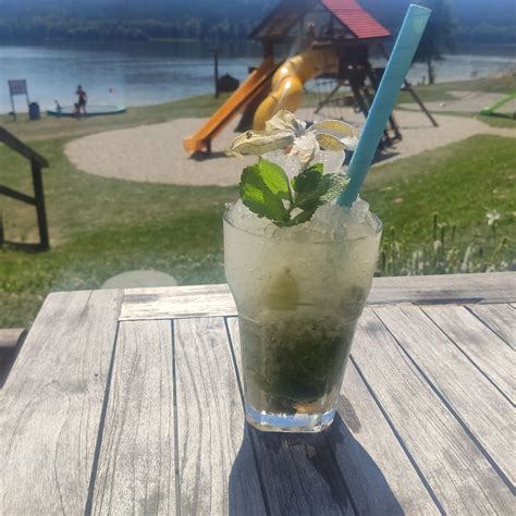Kubánska pláž s koktailom Mojito