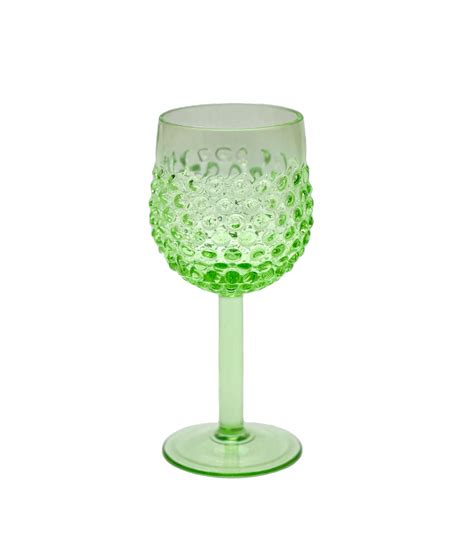 Svetlý ananás a pohár s koktailom