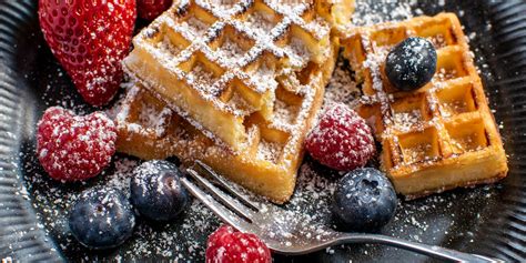 Chrumkavé vafle s kopčekom zmrzliny a ananásom