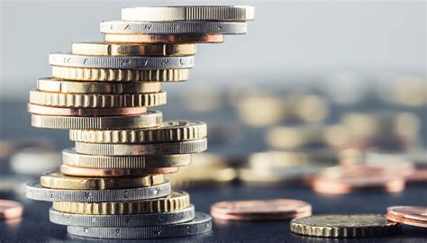 Ilustračná fotografia thajských bahtov v rôznych nominálnych hodnotách