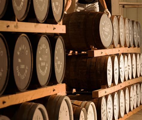 Rôzne typy drevených sudov na zrenie whisky