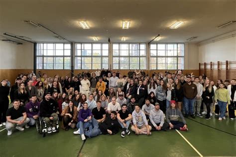 Mladí ľudia pri spoločenskom posedení s nápojmi