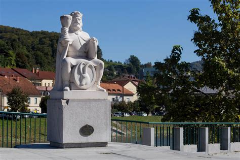 Ilustrácia kráľa Gambrinusa s pohárom piva