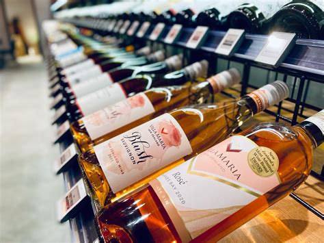 Fľaše prémiových značiek rumu a ginu