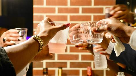 Mladí ľudia pijúci alkohol na párty