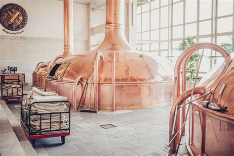 Interiér pivovaru s tankami na pivo