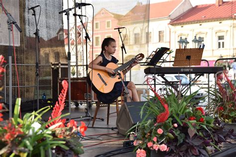 Festivalové pódium s davom fanúšikov