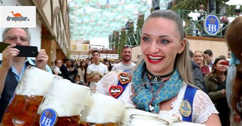 Návštevníci festivalu popíjajúci pivo