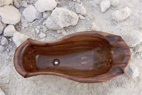 Drevená vaňa naplnená tmavým pivom s penou