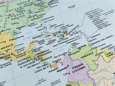 Mapa Karibiku s vyznačenými liehovarmi rumu