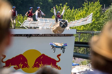 Porovnanie papierovej a fóliovej etikety pri kontakte s vodou