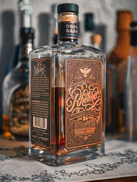 Koláž rôznych fliaš whisky