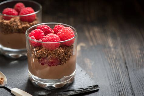 Ilustrácia sladkého dezertného rumu s ovocím a čokoládou