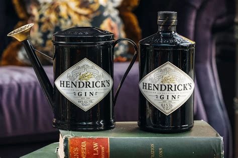 Fľaša Hendrick's Gin s uhorkou a ružou