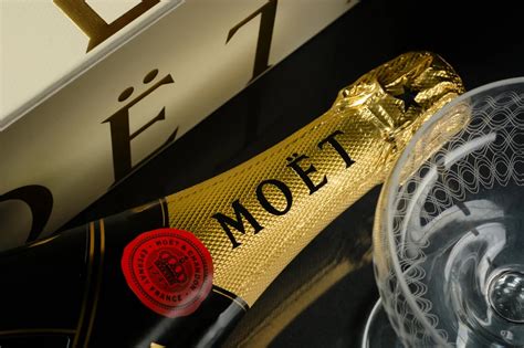 Socha Dom Pérignona pri vstupe do centrály Moët & Chandon