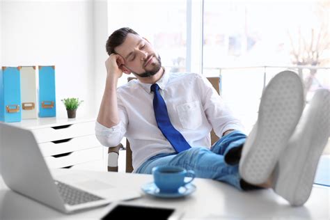 Ilustrácia muža s nohami na stole, ktorý si objednáva pivo