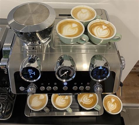 Servírované cappuccino v elegantných šálkach