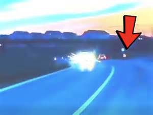 Cyklista jazdiaci na ceste v slnečný deň