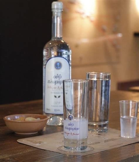 Fľaša Ouzo s pohármi a ľadom