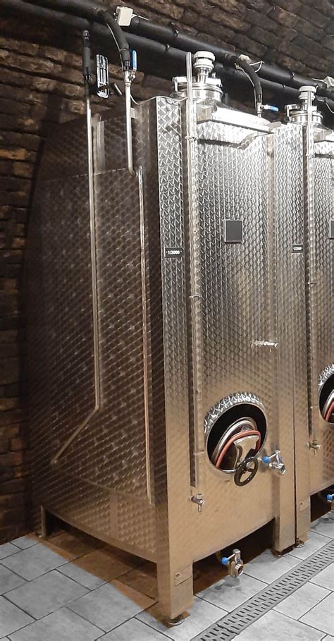 Nerezové tanky v pivnici