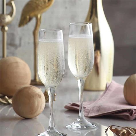 Šampanské poháre pripravené na prípitok