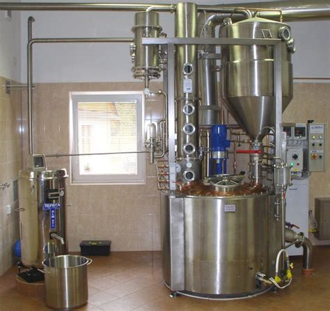 Moderný destilačný prístroj v prevádzke