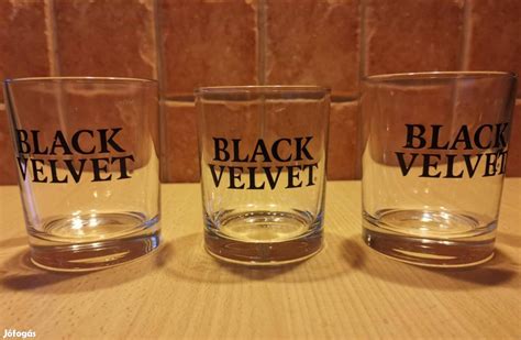 Pohár s koktailom Black Velvet