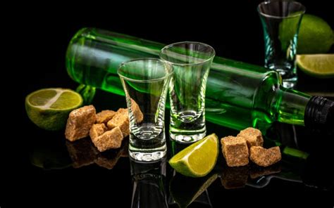 Pohár s absintom a kockou cukru