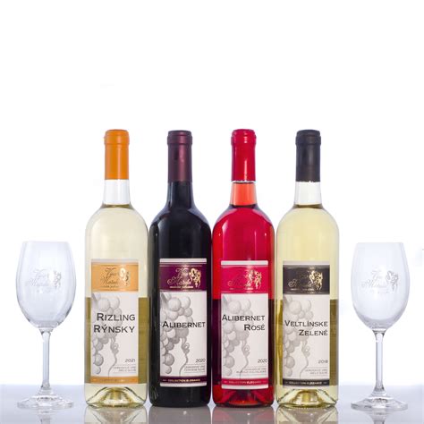 Rôzne poháre s vínom - červené, biele, ružové