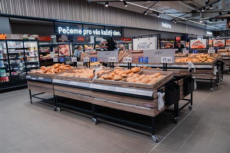 Interiér obchodu Tesco s regálmi plnými produktov