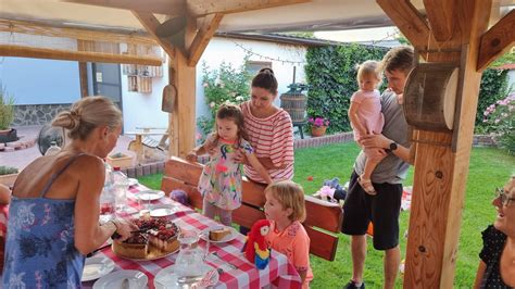 Ilustrácia oslavy s nealkoholickými nápojmi