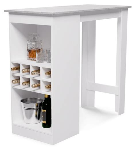 Štýlový domáci bar s rôznymi alkoholmi