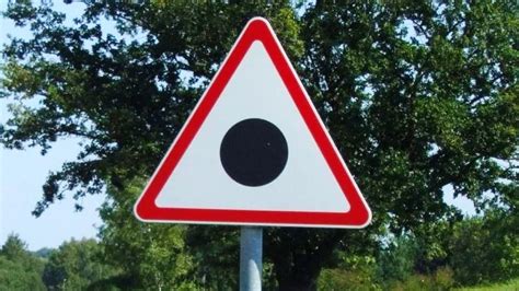 Symbol abstinencie - kruh s bodkou uprostred