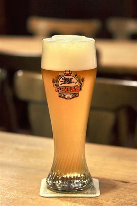 Pšeničné pivo s penovou korunou