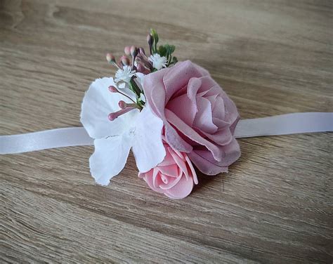 Svadobné kytice pre družičky a kvetinové náramky