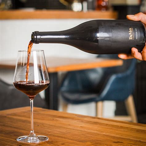 servírovaný pohár ríbezľového vína k dezertu