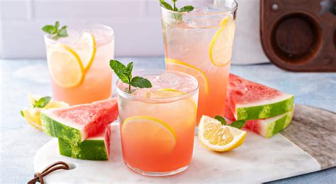 Obrázok s rôznymi variantmi osviežujúcich letných koktailov