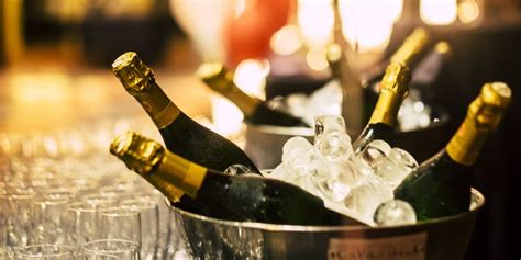 Ilustračná fotografia rôznych typov chladiacich nádob na víno a šampanské