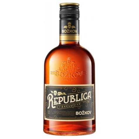 Detail fľaše rumu Božkov Republica Exclusive s jantárovou farbou