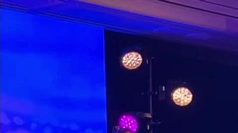 Ľudia popíjajúci alkohol na spoločenskej udalosti