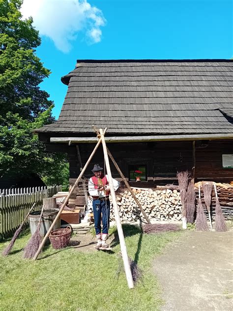 Stará fotografia pálenice alebo dobové vyobrazenie výroby destilátov