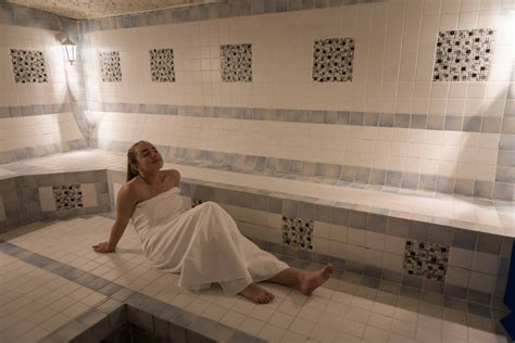 žena relaxujúca v mliečnom kúpeli