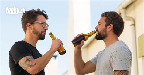 Ilustrácia mládeže popíjajúcej alkohol na verejnosti