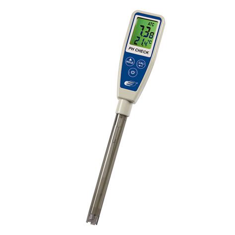 Digitálny pH meter ponorený do pohára s vodou